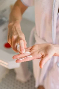 how to apply sunscreen