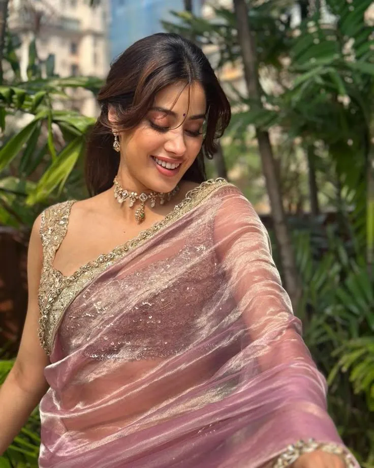 Organza saree for photoshoot + Pepandpanache