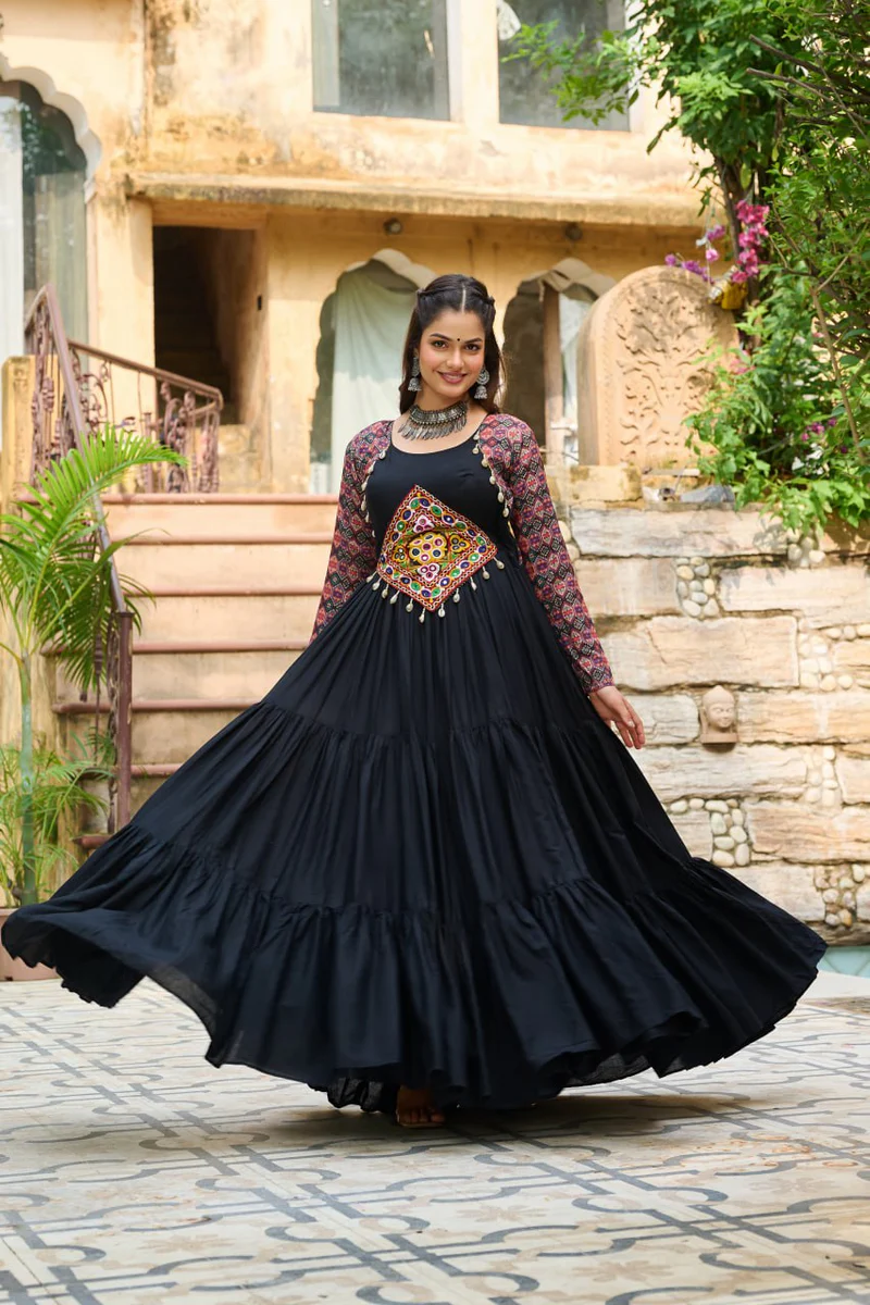 Kutchi and gamthi work for women, trending navratri outfits, pepandpanache