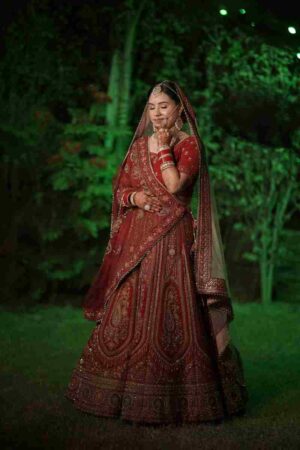 2026 bridal dupatta trends: net dupattas with heavy embroidered lehengas remain a top choice, with outdoor and garden weddings driving demand for lighter fabrics.